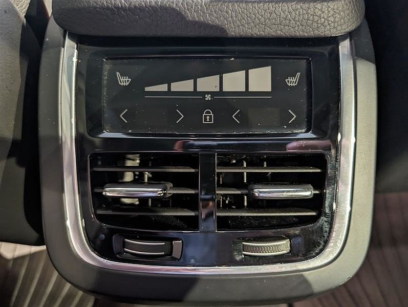 Volvo  T6 AWD Momentum (7-Seat)